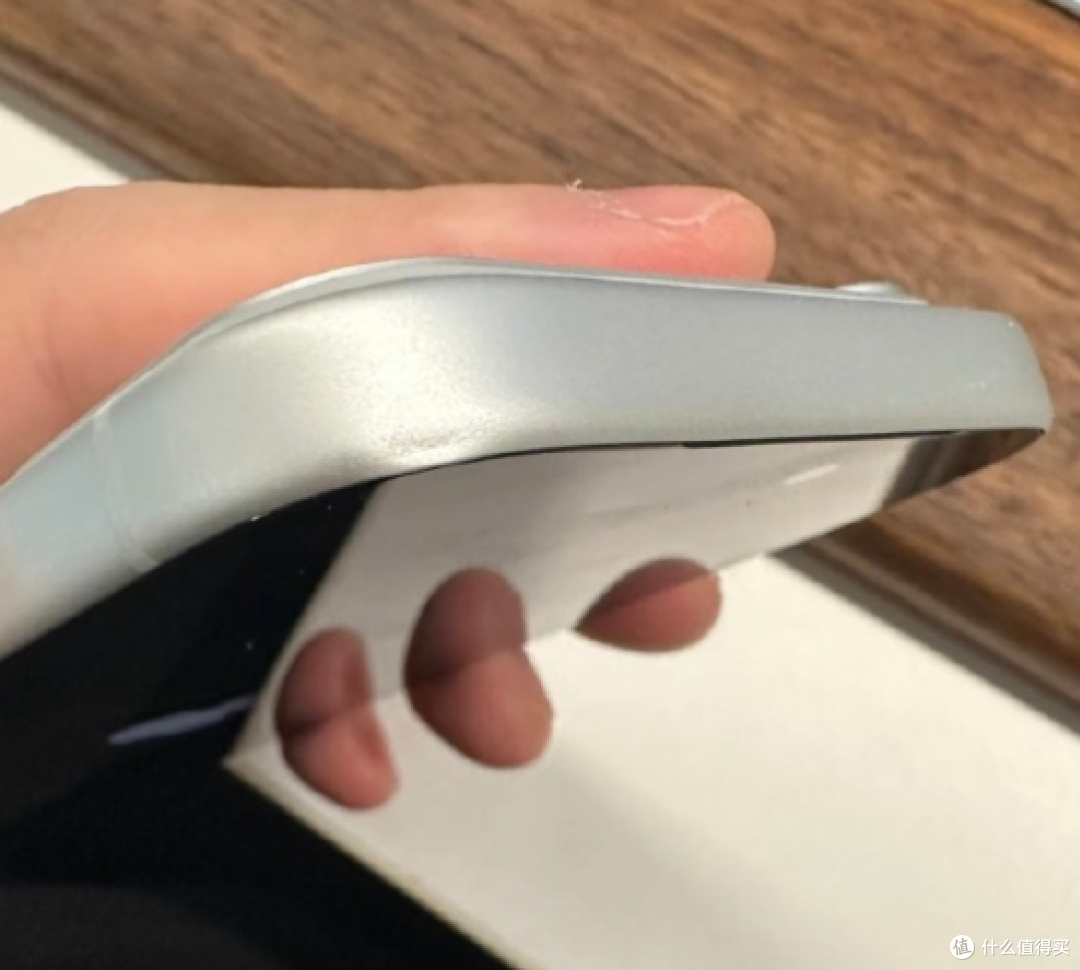 铝合金质感太差?iPhone 17 Pro又翻车,样机刚上架就满身划痕...