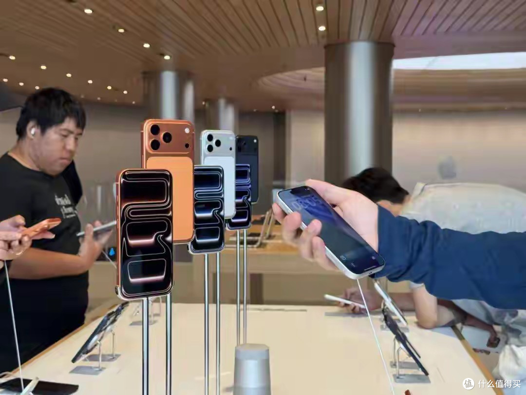 iPhone 17首发大排长龙!口碑火爆却最快“破发”,Air未上市,要等运营商eSIM获批
