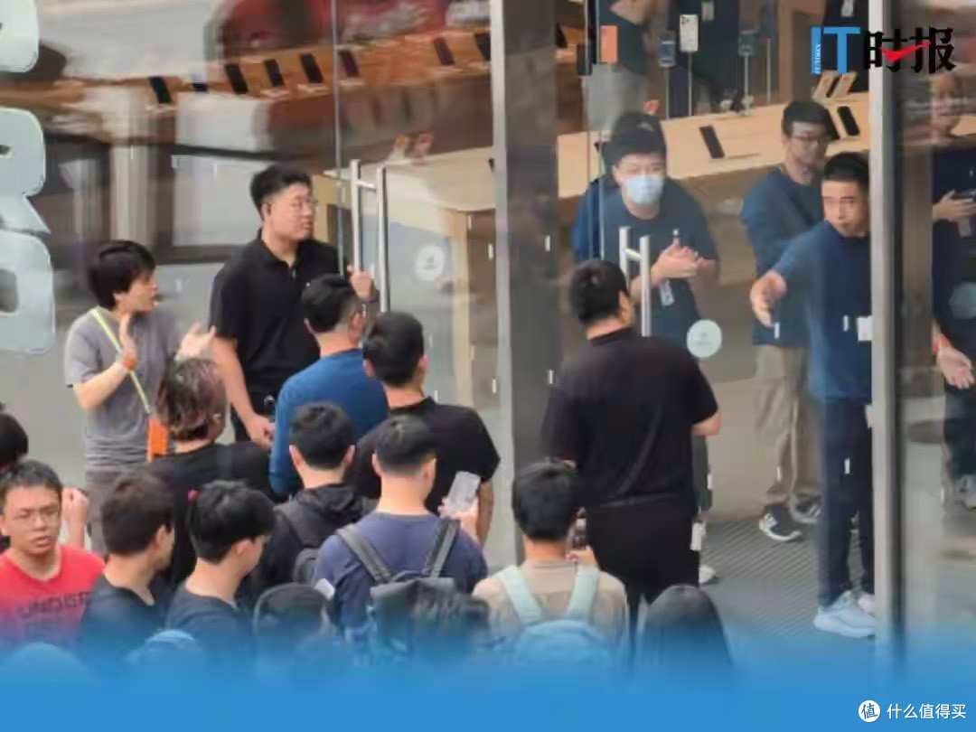 iPhone 17首发大排长龙！口碑火爆却最快“破发”，Air未上市，要等运营商eSIM获批