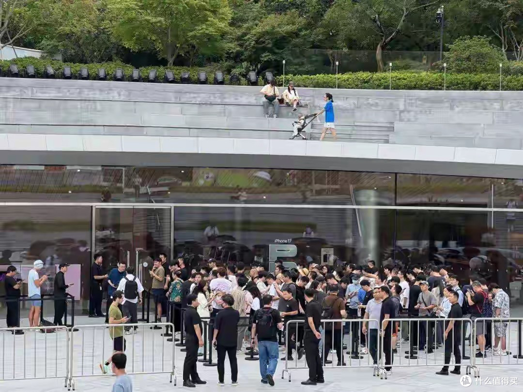 iPhone 17首发大排长龙!口碑火爆却最快“破发”,Air未上市,要等运营商eSIM获批