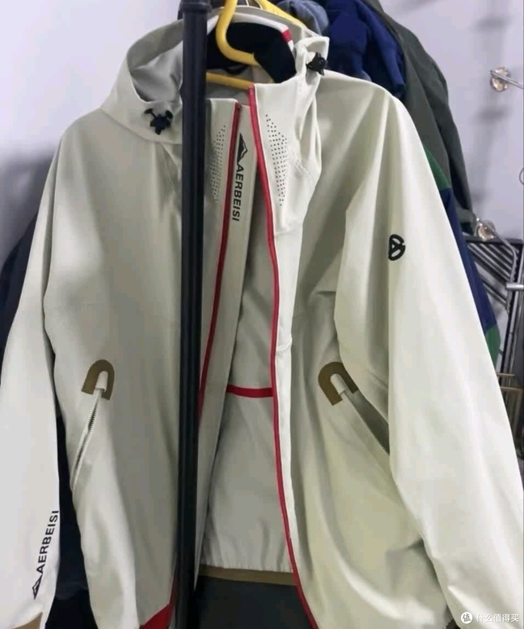 征服山野的科技铠甲：阿尔卑斯三合一冲锋夹克