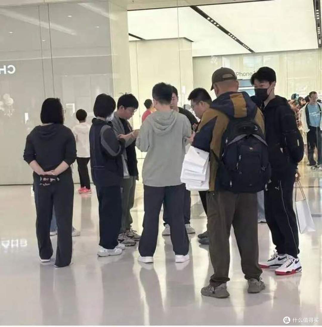 iPhone17首销:标准版加价500,Pro黄牛都不要,买了亏钱