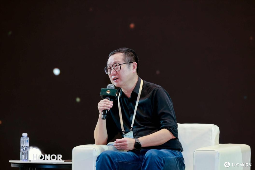 荣耀AI智能体YOYO亮相科幻星云奖，联动刘慈欣共话科幻文学与AI