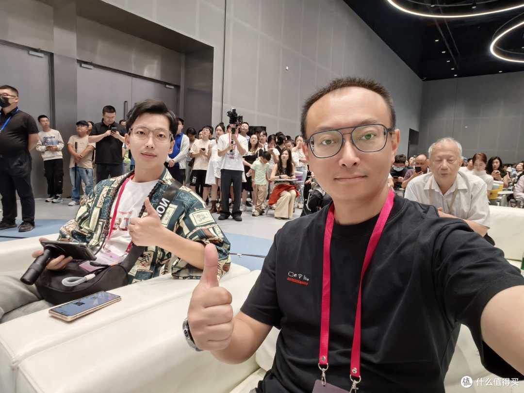 荣耀AI智能体YOYO亮相科幻星云奖，联动刘慈欣共话科幻文学与AI