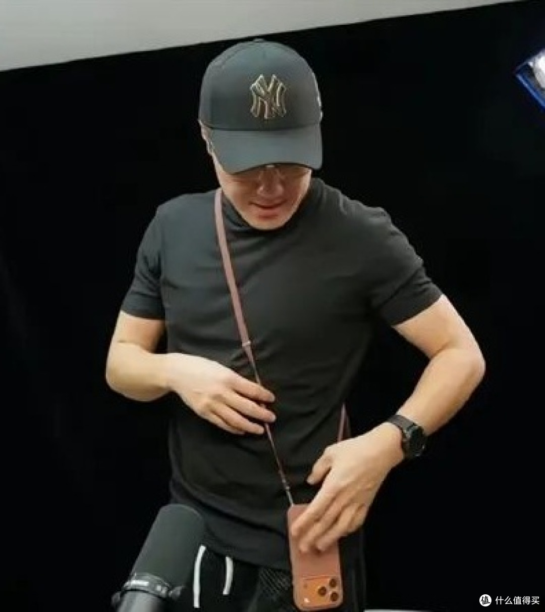 479 元买根苹果 17 挂绳?是网友太疯狂还是世界太魔幻?