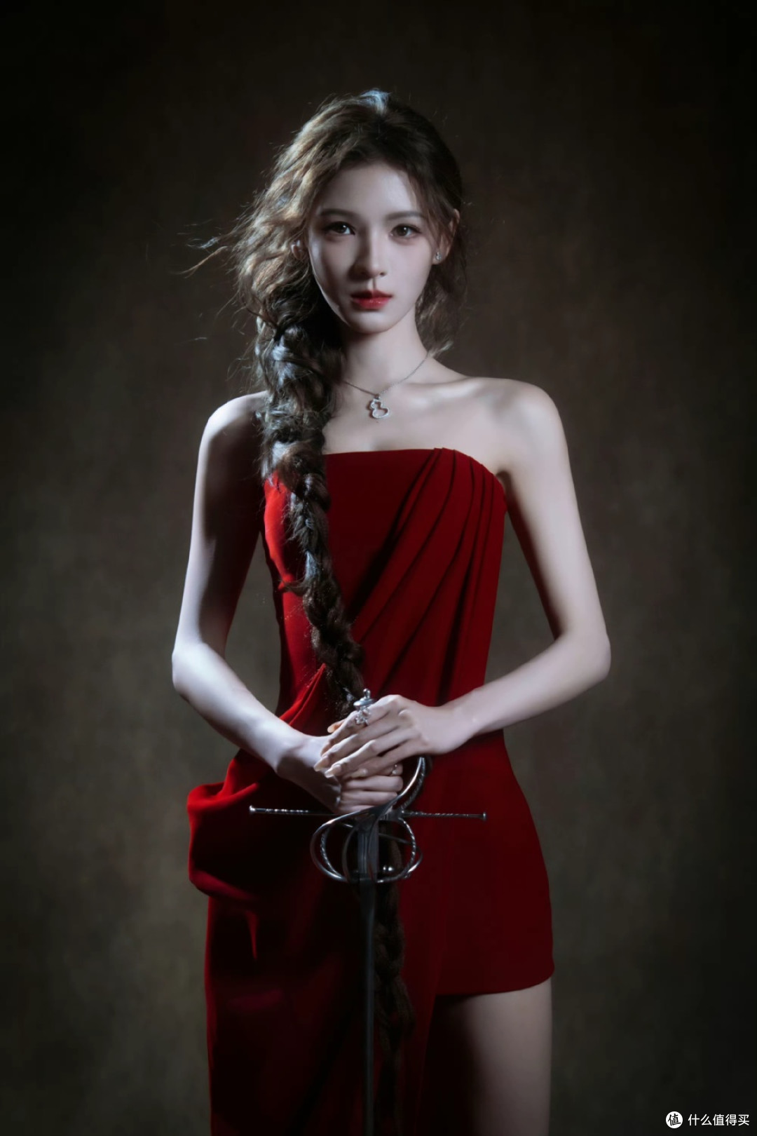 张予曦：红裙配剑美到失语！，把 “致命女人” 玩出高级感