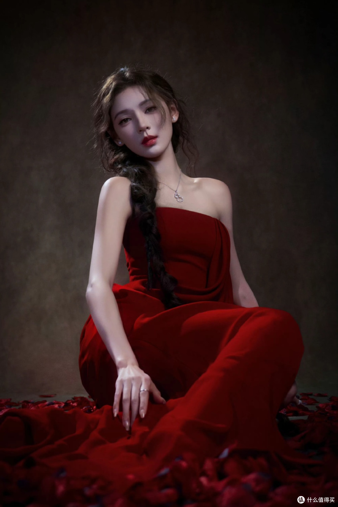 张予曦：红裙配剑美到失语！，把 “致命女人” 玩出高级感
