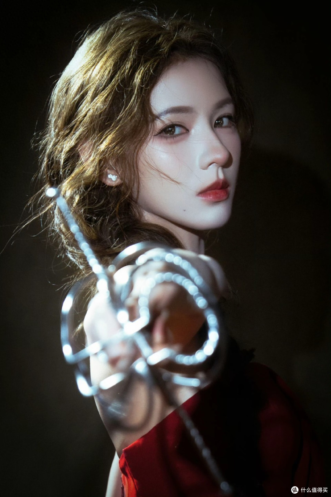 张予曦：红裙配剑美到失语！，把 “致命女人” 玩出高级感