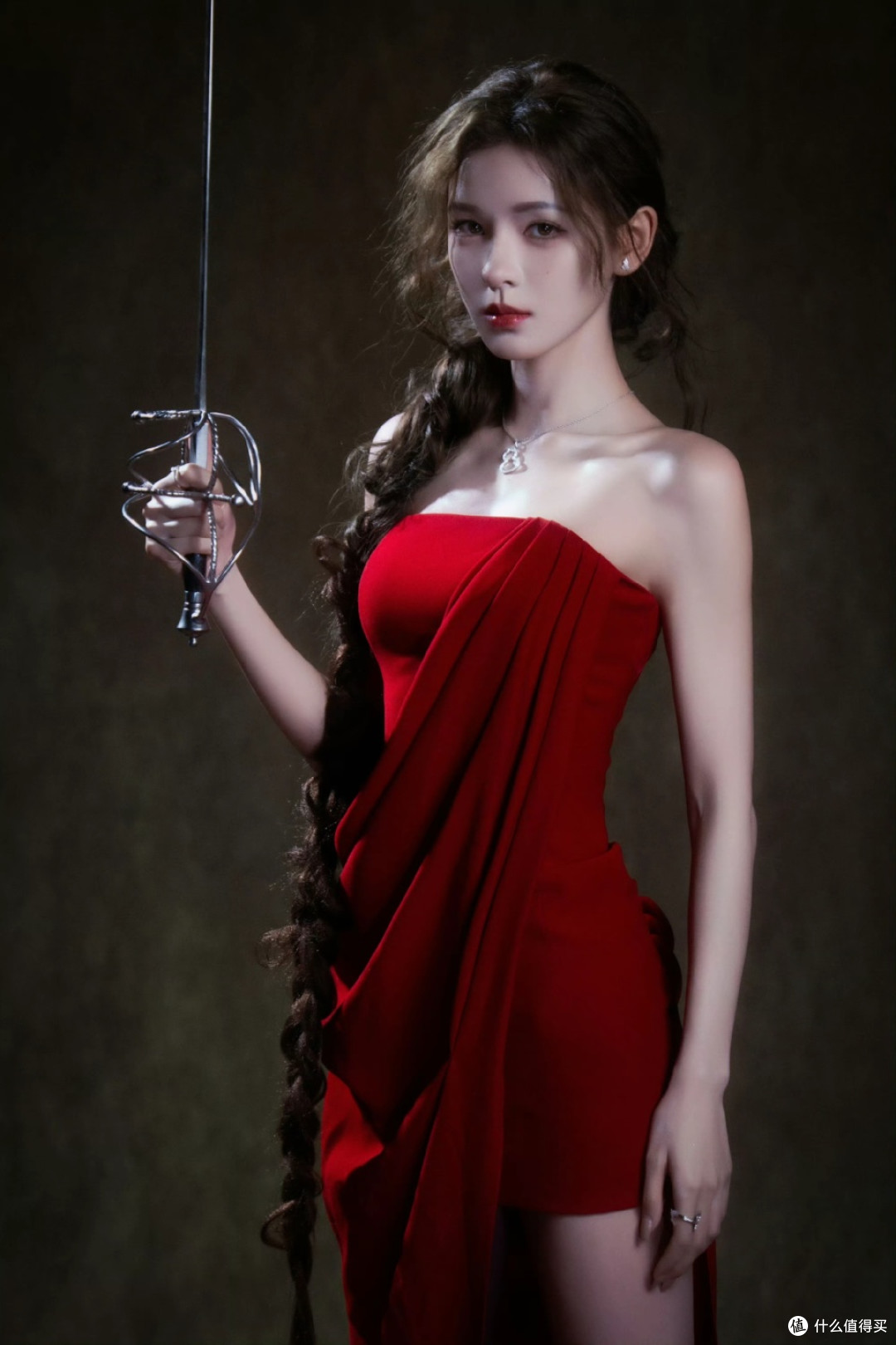 张予曦：红裙配剑美到失语！，把 “致命女人” 玩出高级感