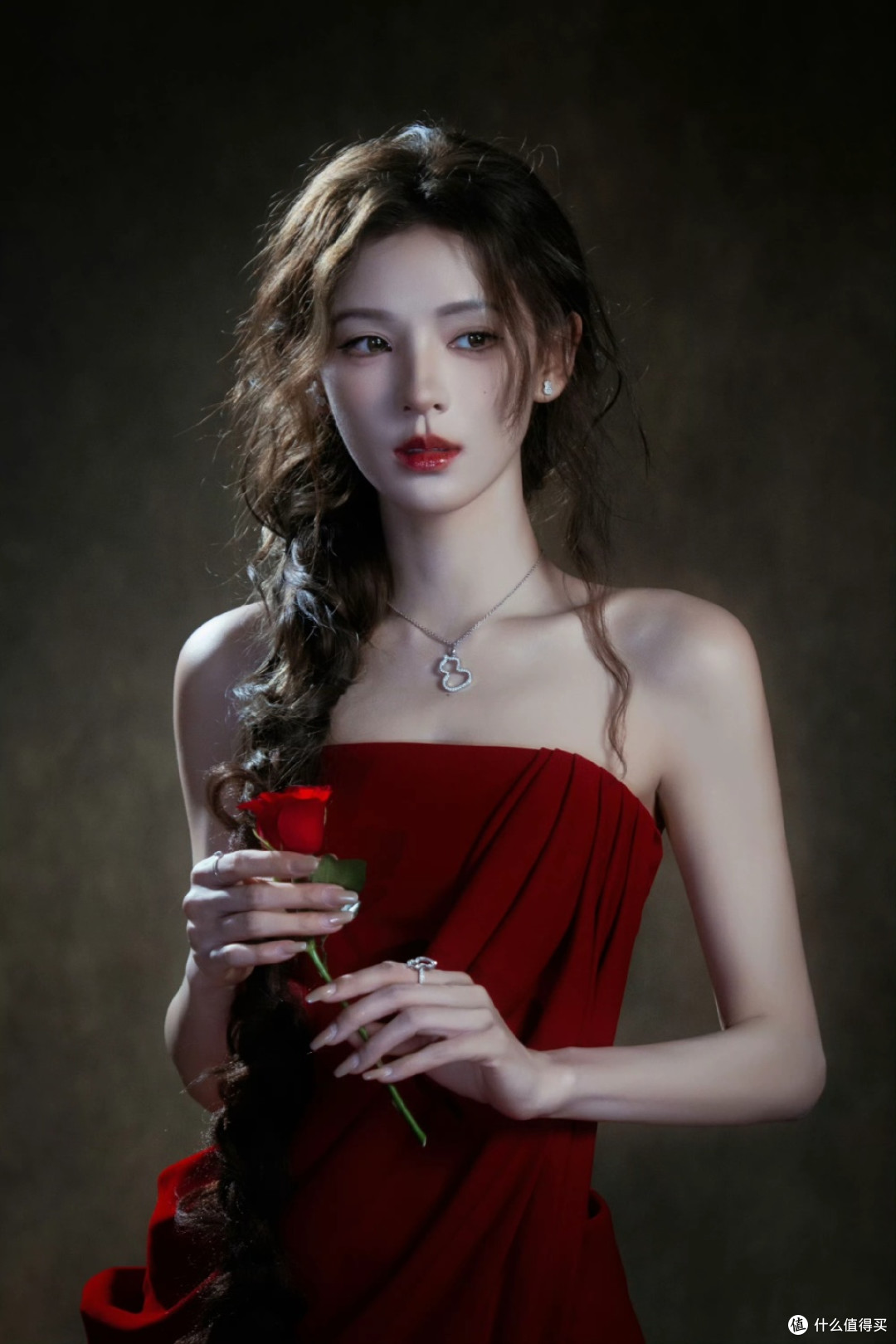 张予曦：红裙配剑美到失语！，把 “致命女人” 玩出高级感
