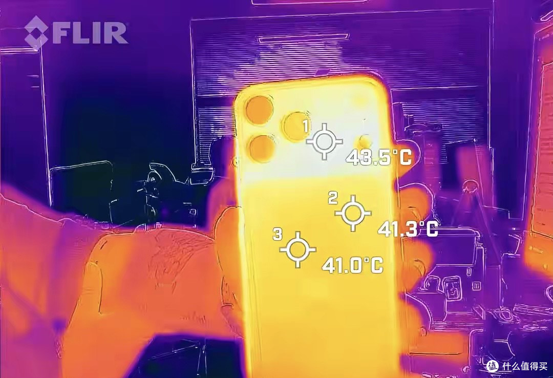 实测降10℃!iPhone17Pro拆出VC均热板,库克这次没挤牙膏