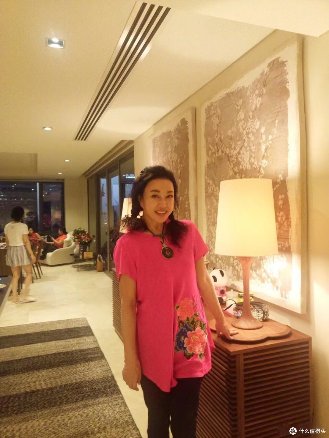 刘晓庆在北京价值上亿的豪宅,全屋大方而温馨,与狗为伴,羡慕!