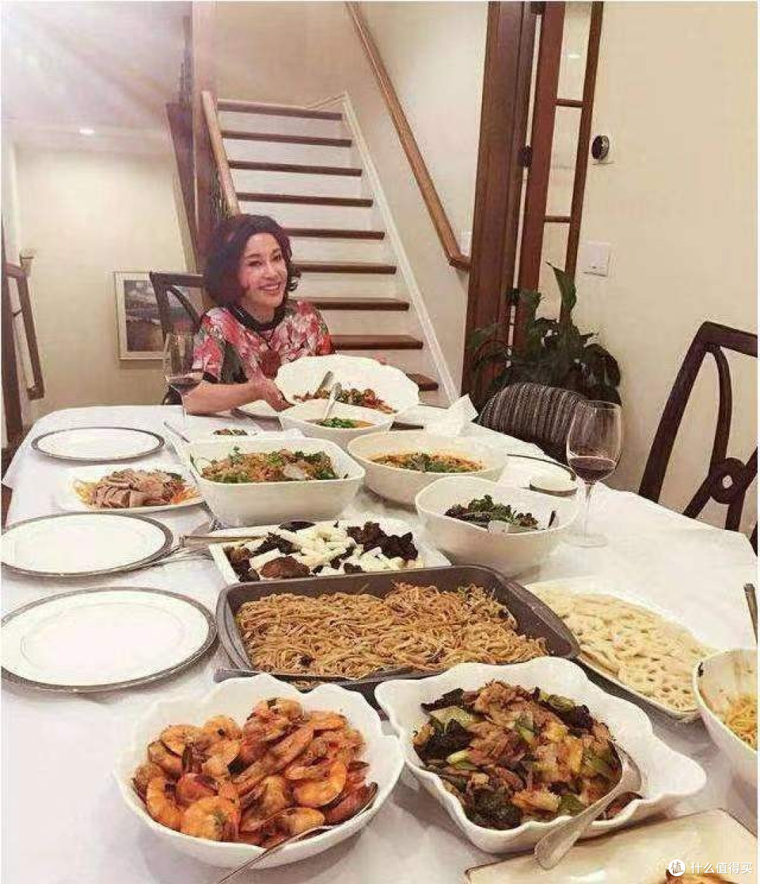 刘晓庆在北京价值上亿的豪宅,全屋大方而温馨,与狗为伴,羡慕!