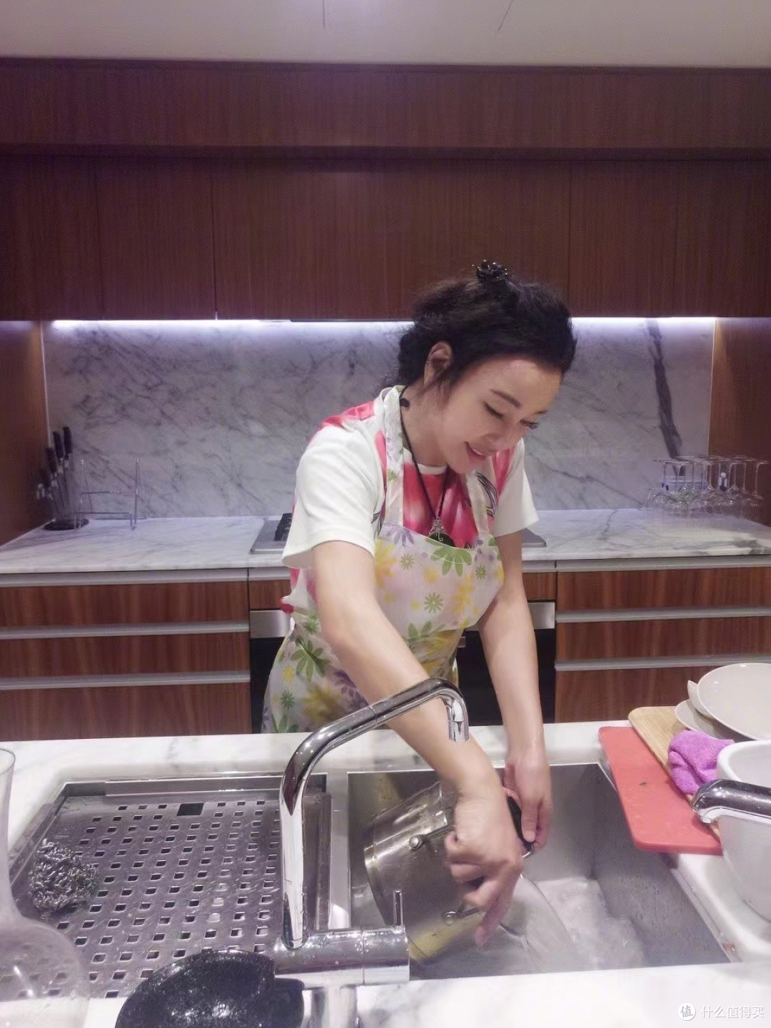 刘晓庆在北京价值上亿的豪宅,全屋大方而温馨,与狗为伴,羡慕!