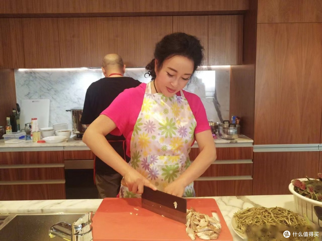 刘晓庆在北京价值上亿的豪宅,全屋大方而温馨,与狗为伴,羡慕!