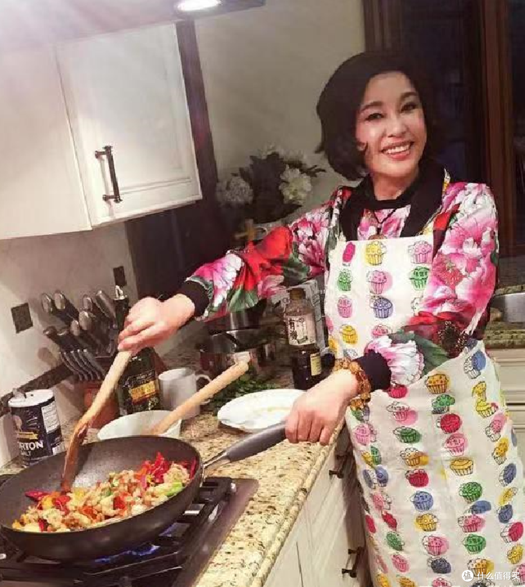 刘晓庆在北京价值上亿的豪宅,全屋大方而温馨,与狗为伴,羡慕!