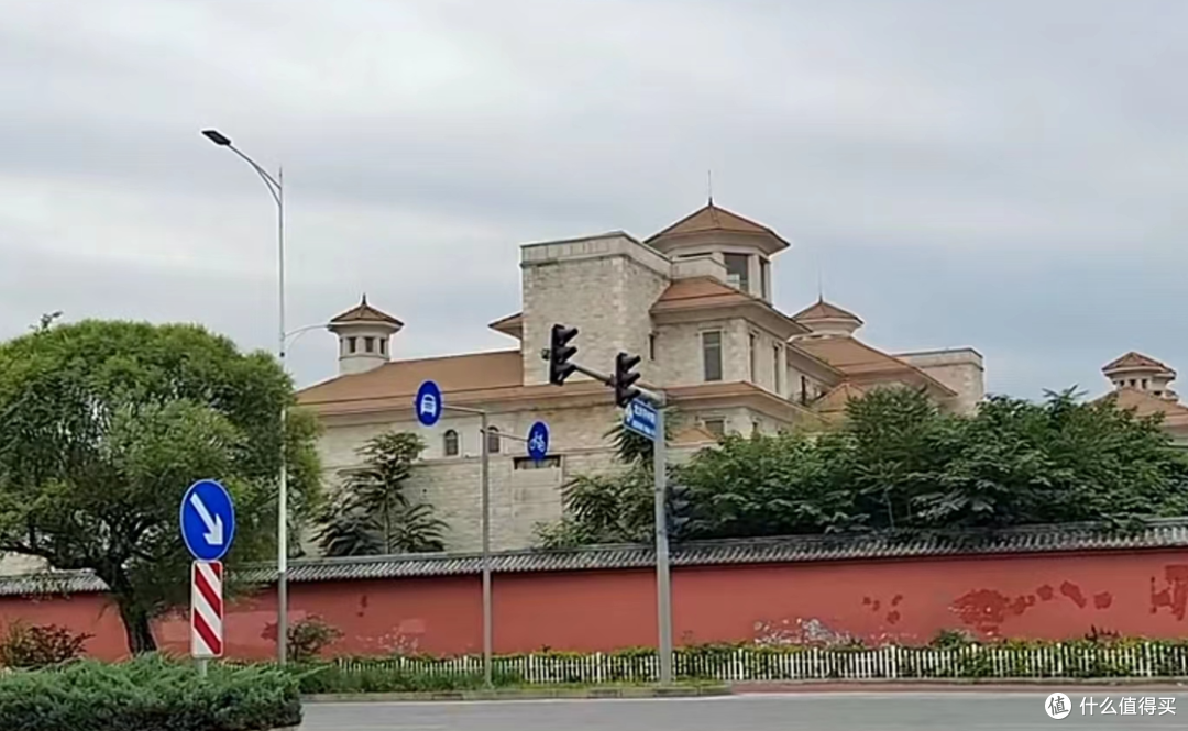 刘晓庆在北京价值上亿的豪宅,全屋大方而温馨,与狗为伴,羡慕!