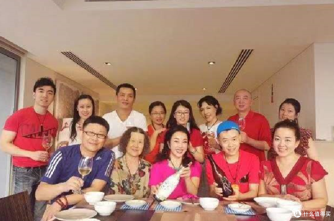 刘晓庆在北京价值上亿的豪宅,全屋大方而温馨,与狗为伴,羡慕!