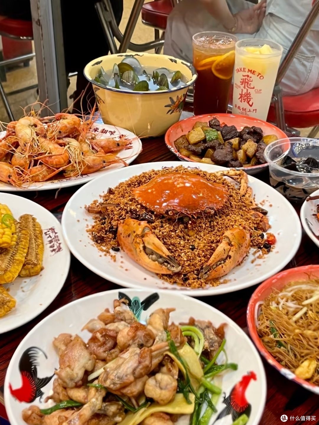 与亲友共享秋日蟹宴的美好时光