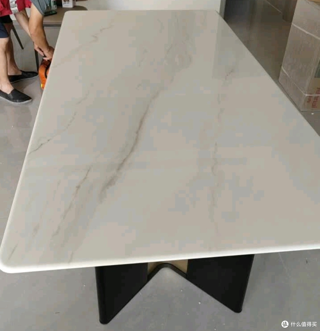 1.6米大理石餐桌的实用与美观