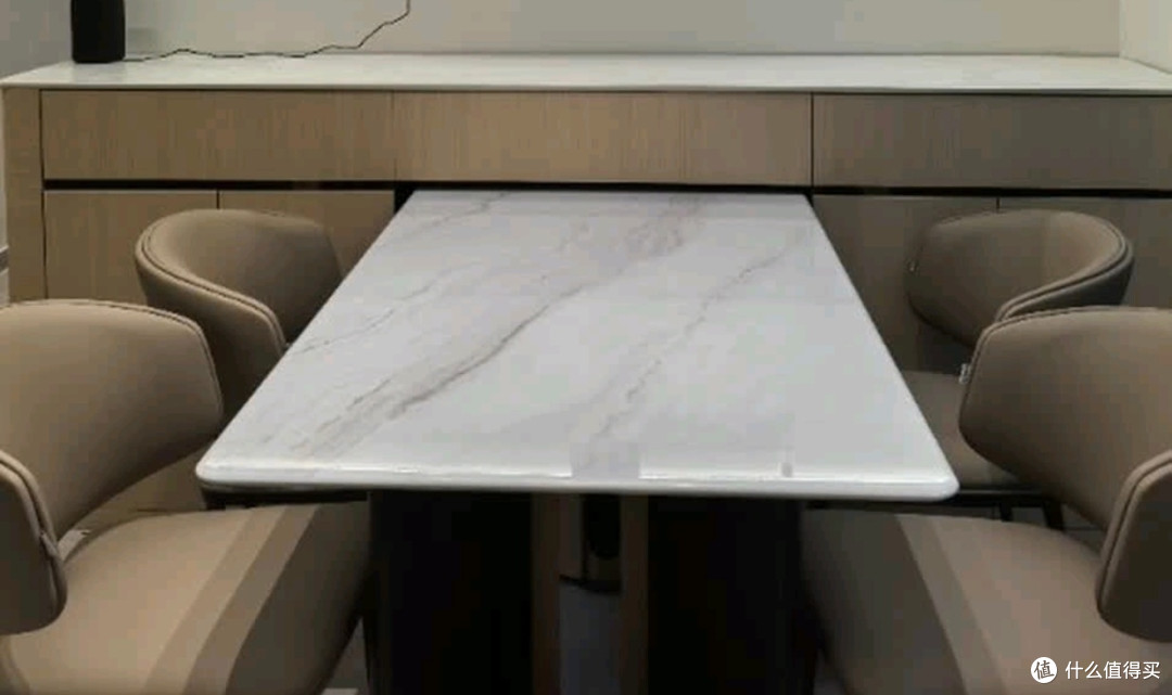 1.6米大理石餐桌的实用与美观