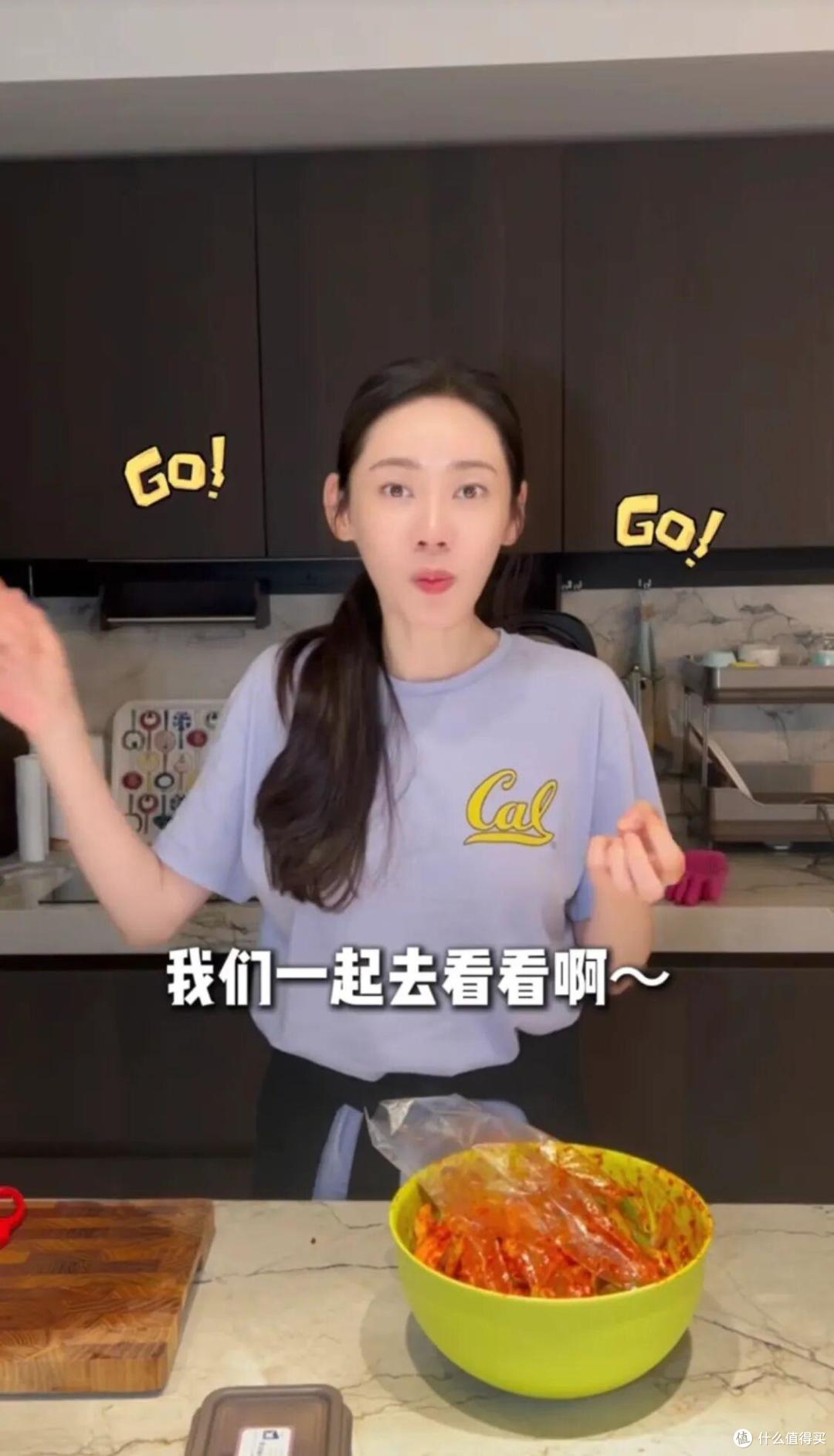 中国媳妇“秋瓷炫”的院子火了，仅一菜园子就圈粉无数，真接地气
