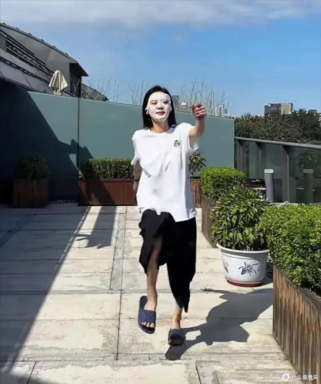 中国媳妇“秋瓷炫”的院子火了，仅一菜园子就圈粉无数，真接地气