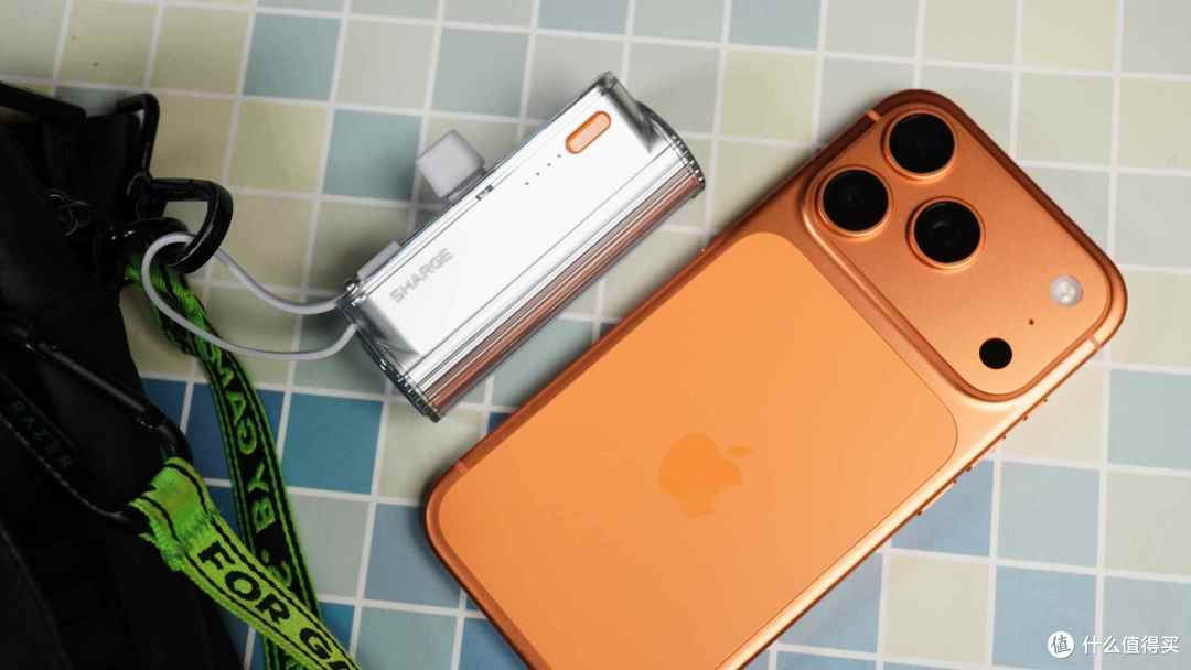 给iPhone17Pro随时补充电量 - 闪极随行mini2+麦金塔