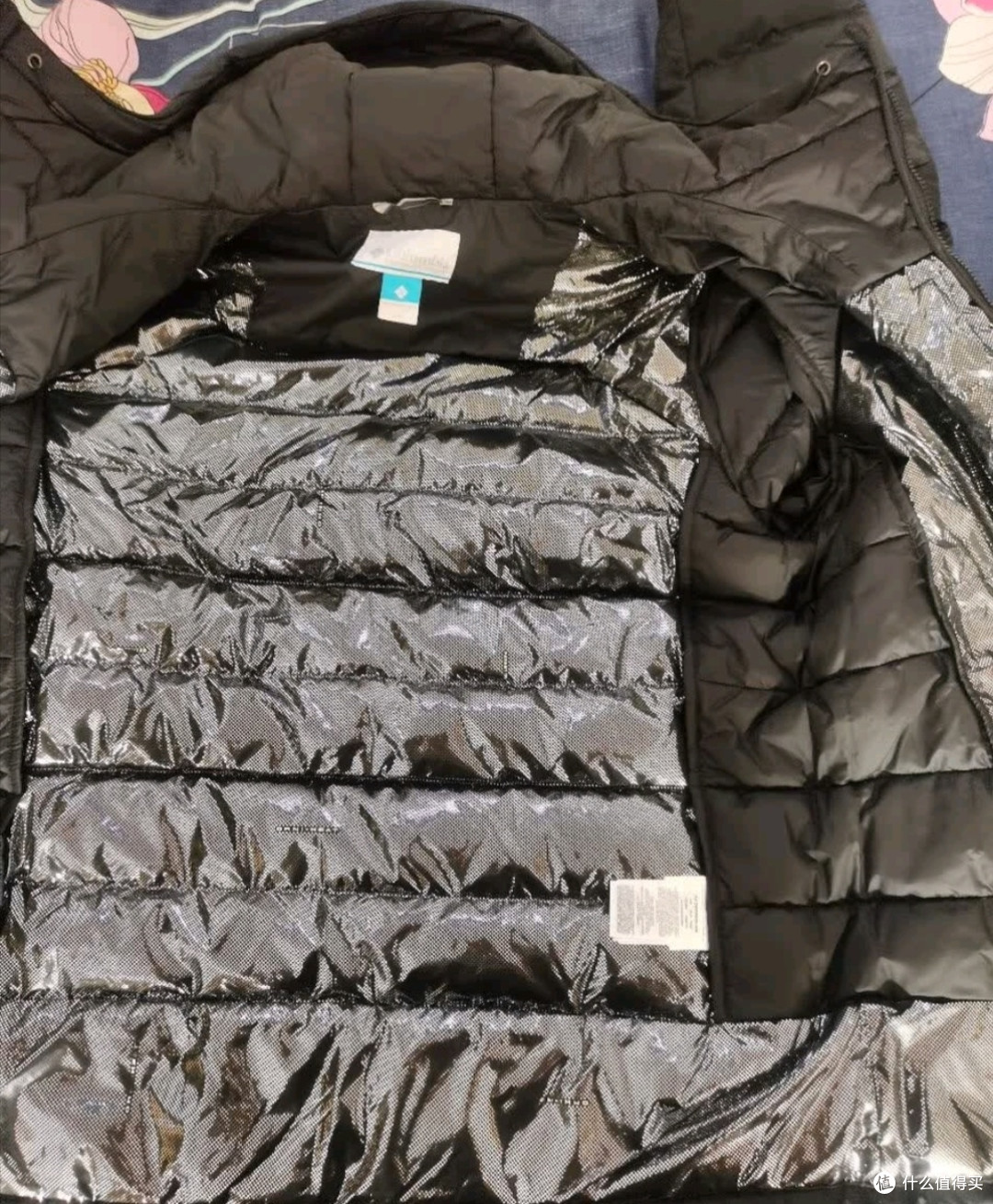 轻盈的暖意:哥伦比亚银点鸭绒内胆羽绒服里的冬日哲学