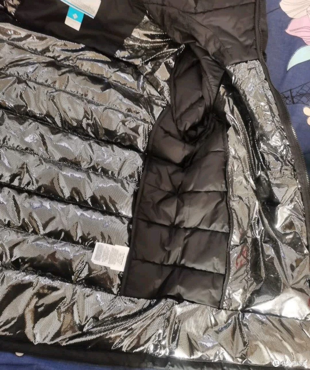 轻盈的暖意:哥伦比亚银点鸭绒内胆羽绒服里的冬日哲学