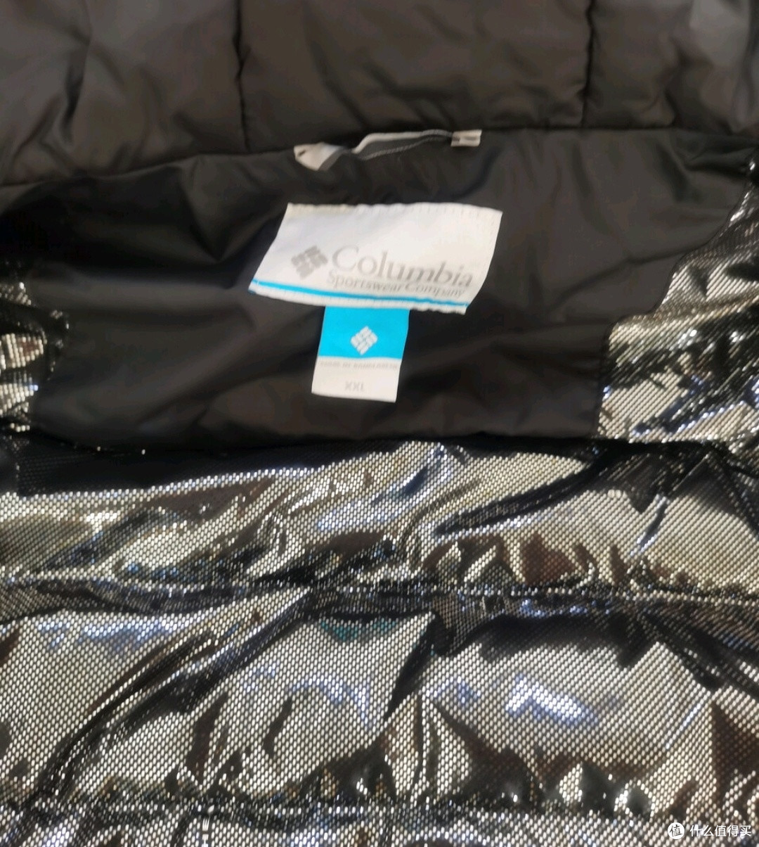 轻盈的暖意:哥伦比亚银点鸭绒内胆羽绒服里的冬日哲学