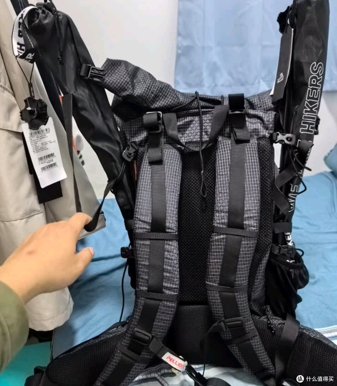 背包的隐喻:伯希和重装双肩包与现代人的精神负重
