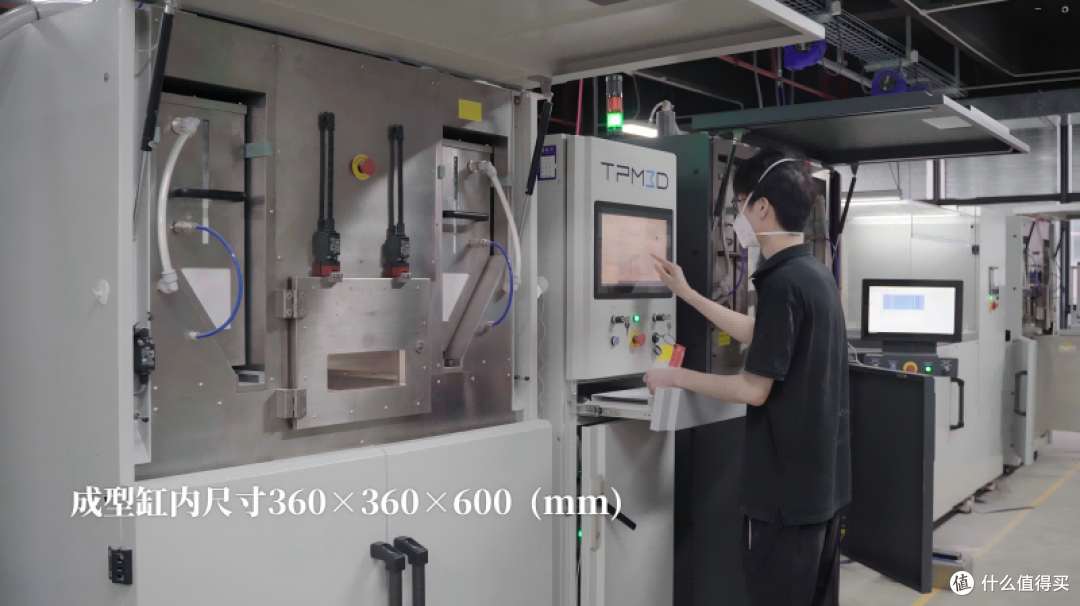 工作人员正在操作盈普SLS 3D打印机进行矫形模具的打印