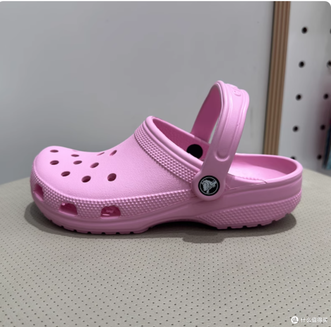 💥被檀健次带火的「洞门神鞋」!Crocs 凭什么火了 18 年?