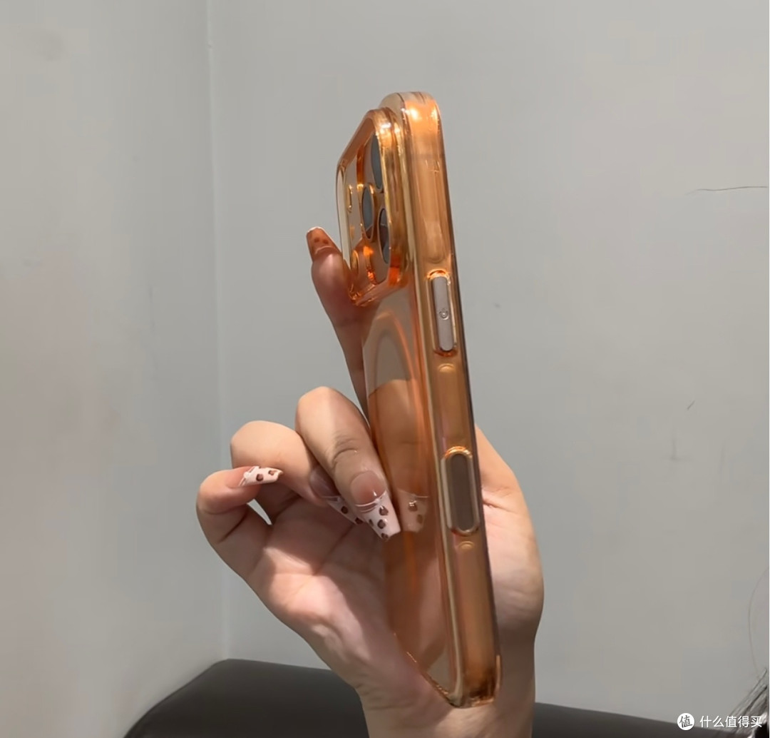 当星宇橙点亮iPhone 17的华裳,照见的却是灵魂的退场