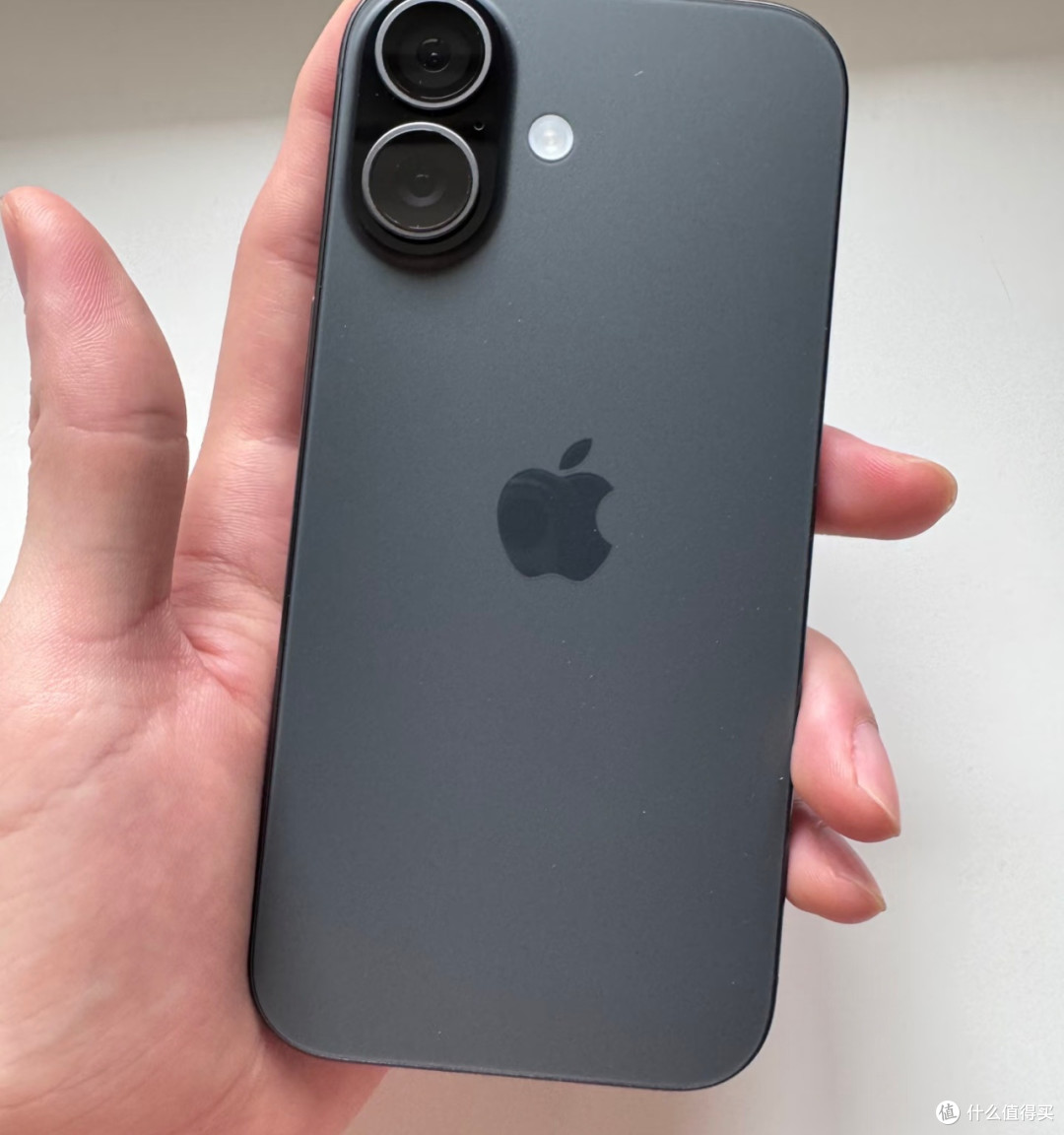 轻盈与阶级:iPhone 17的材质差异