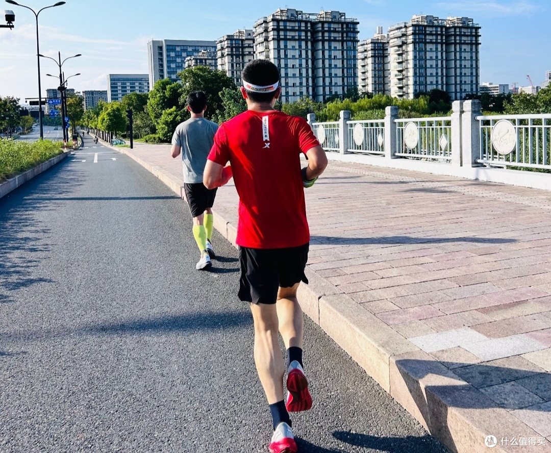 都市夜行者的浪漫:探索城市夜跑的别样魅力与安全攻略