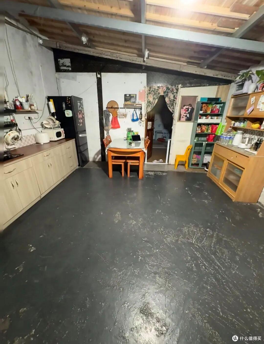 江苏一三口之家火了，蜗居废品站，布置得满满当当，那叫一个壮观