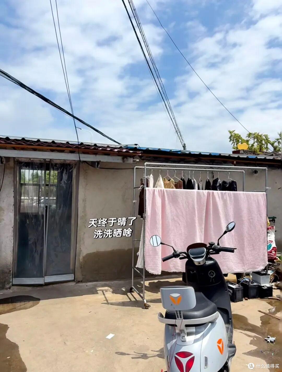 江苏一三口之家火了，蜗居废品站，布置得满满当当，那叫一个壮观