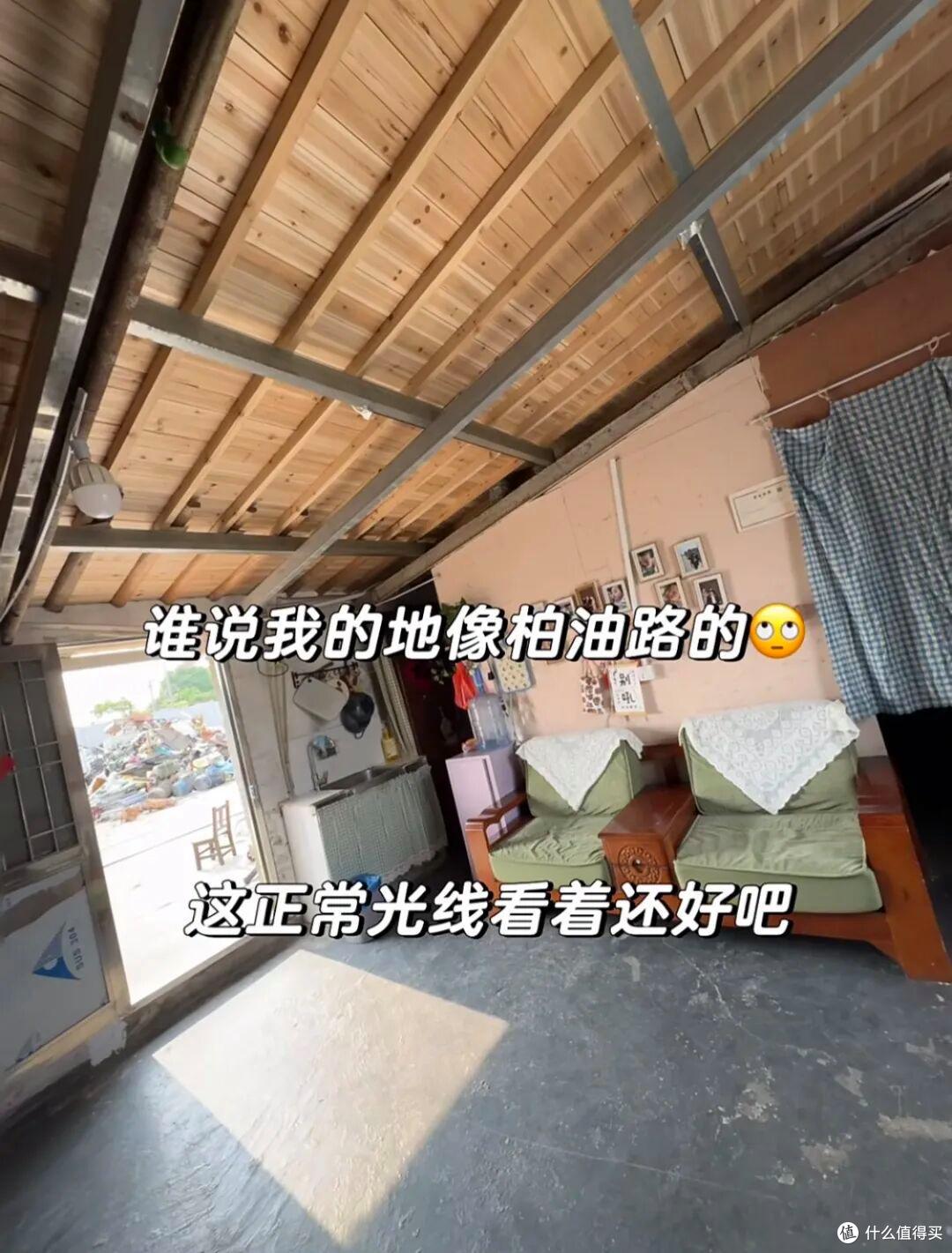江苏一三口之家火了，蜗居废品站，布置得满满当当，那叫一个壮观