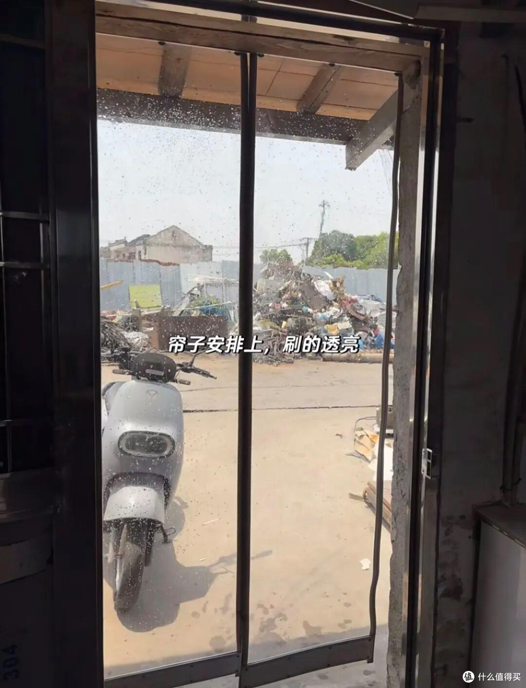 江苏一三口之家火了，蜗居废品站，布置得满满当当，那叫一个壮观