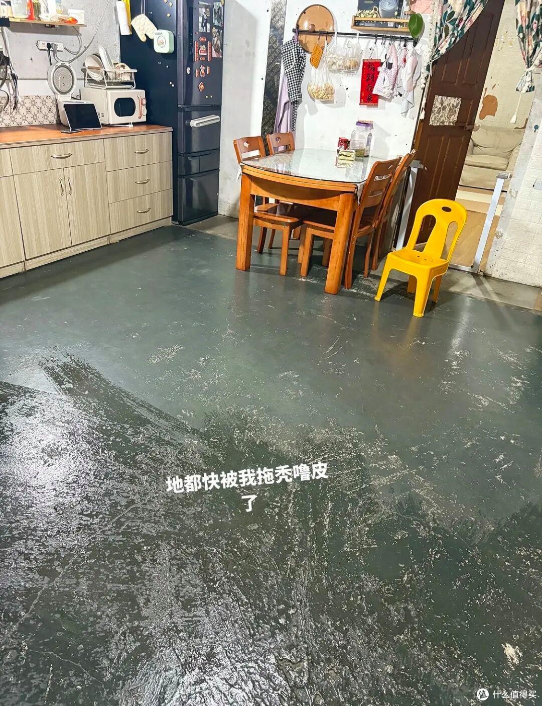 江苏一三口之家火了，蜗居废品站，布置得满满当当，那叫一个壮观