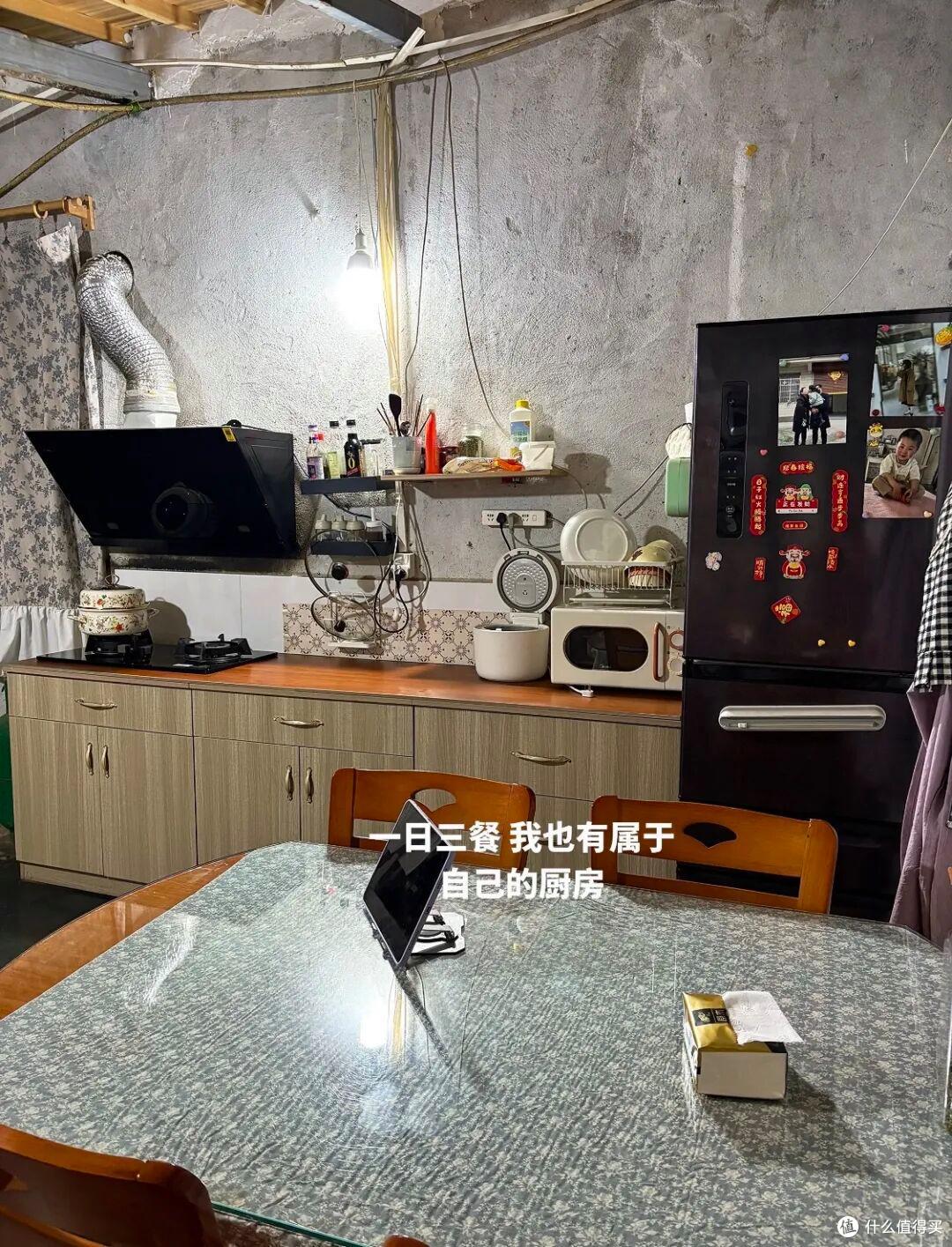 江苏一三口之家火了，蜗居废品站，布置得满满当当，那叫一个壮观