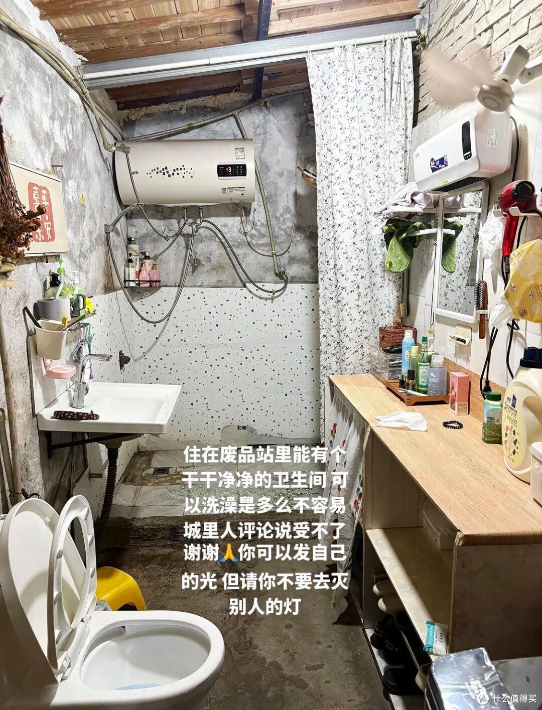 江苏一三口之家火了，蜗居废品站，布置得满满当当，那叫一个壮观