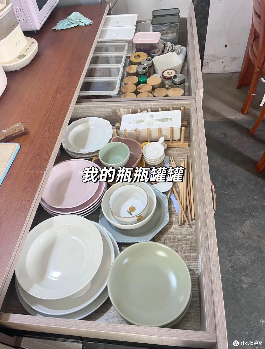 江苏一三口之家火了，蜗居废品站，布置得满满当当，那叫一个壮观