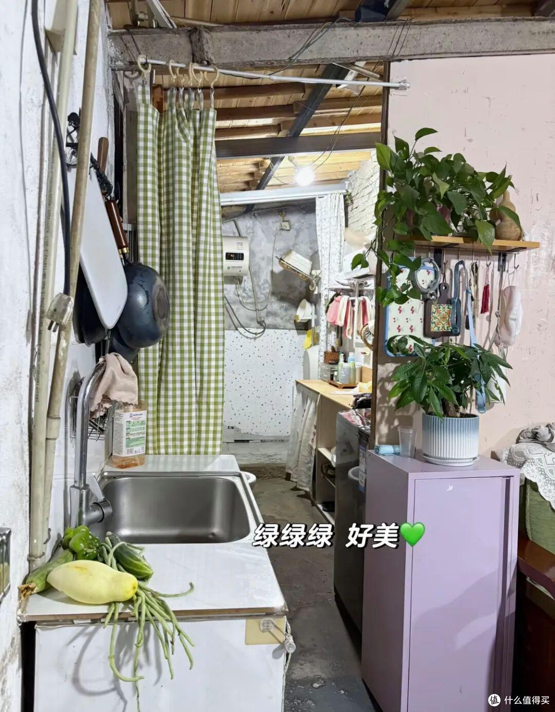 江苏一三口之家火了，蜗居废品站，布置得满满当当，那叫一个壮观