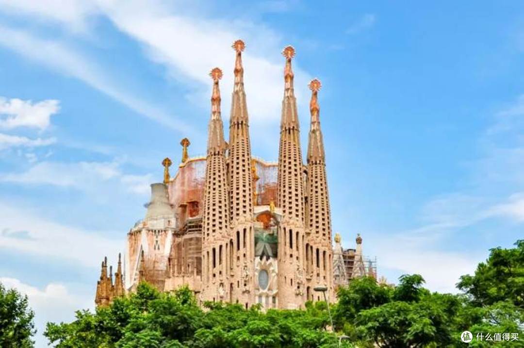 圣家族大教堂，简称圣家堂（Sagrada Família），由西班牙建筑师 安东尼奥·高迪（1852~1926年）设计