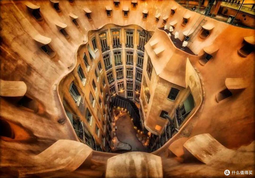 米拉之家（CASA MILà），建于1906年至1912年间，安东尼奥·高迪设计