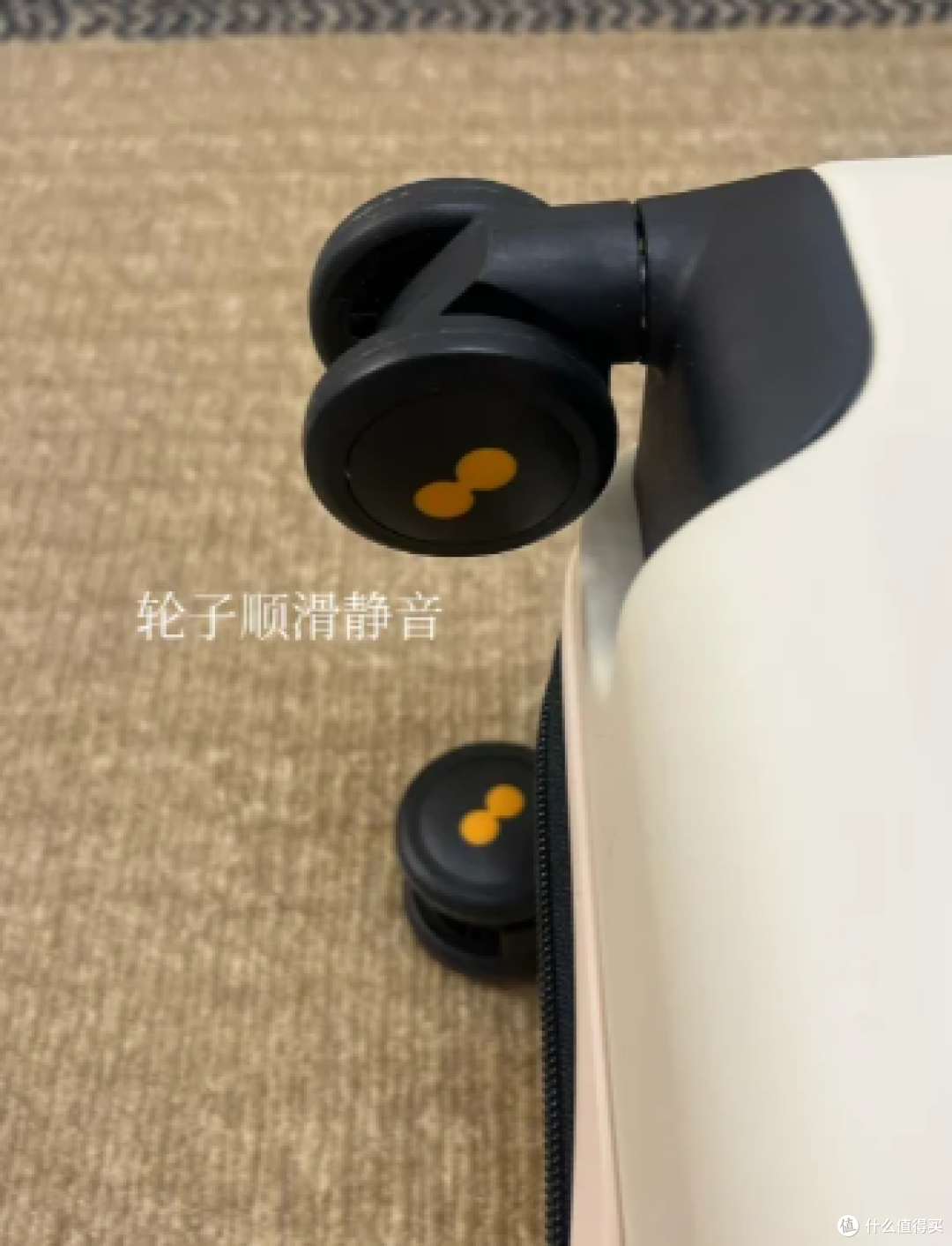 地平线8号悦享家VS探索家行李箱实测对比:颜值与功能之选