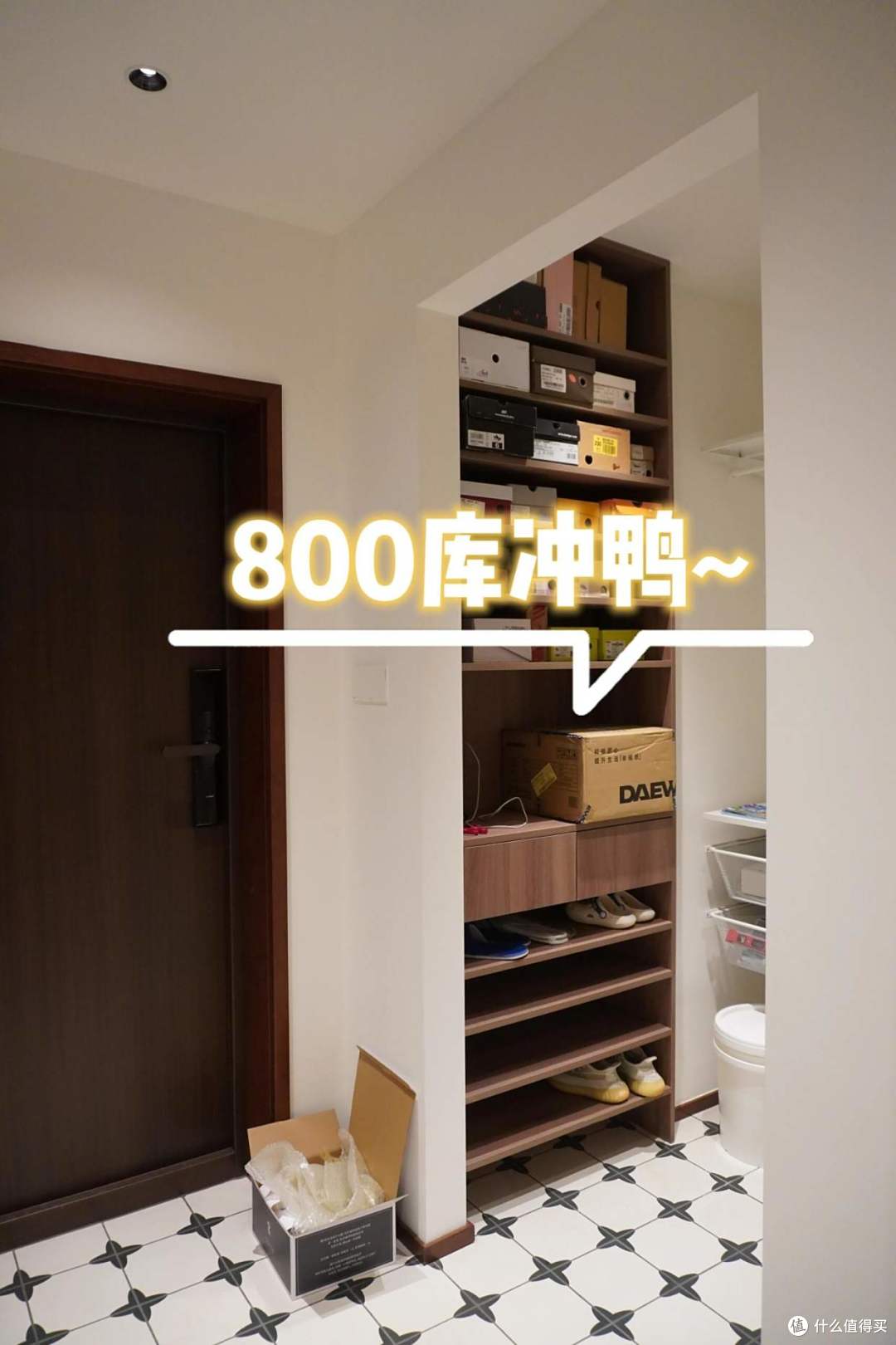 物业不让门口放鞋子和鞋柜,瞧瞧“网友的新招”,干净整洁还美观